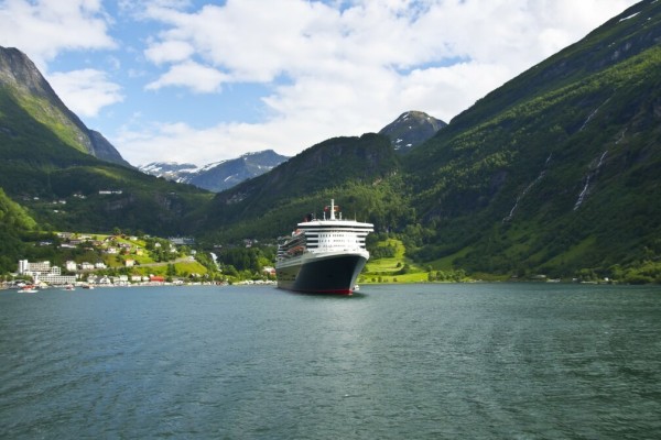 KRSTARENJE UZ NORVEŠKU OBALU, OTOKE I FJORDOVE poštanskim brodom - 13 dana